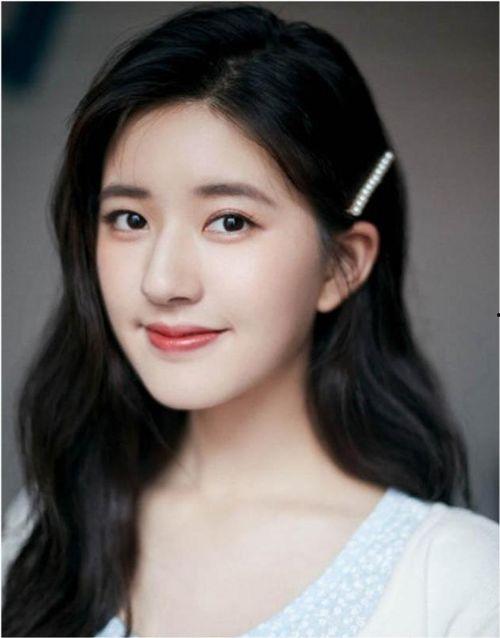 女星黑料女曝吃瓜网站 赵露思个人资料,从黑料风波到吃瓜网站热议